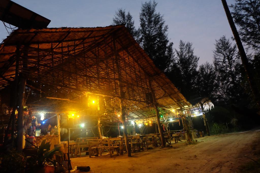 Hotel Mr. Chuoi Bar And Hut Ko Phra Thong Exterior foto
