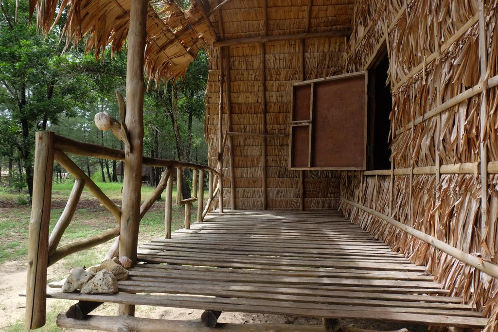 Hotel Mr. Chuoi Bar And Hut Ko Phra Thong Exterior foto